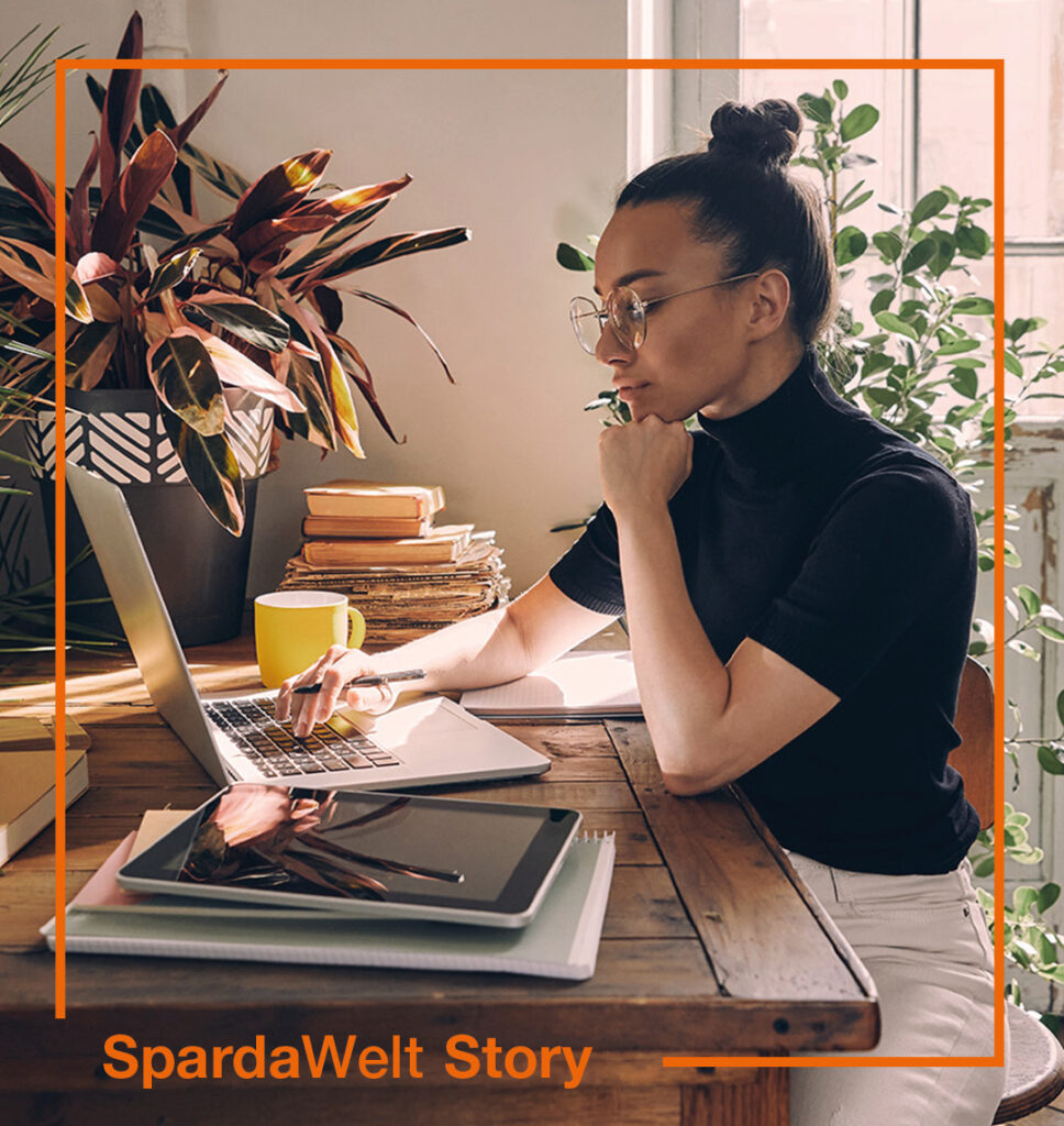 Eine Frau sitzt an einem Schreibtisch und schreibt etwas an ihrem Laptop. Um das Bild herum ist ein orangener Rahmen. Der Schriftzug "SpardaWelt Story" weißt darauf hin, dass es sich um eine Empfehlung zu einer anderen SpardaWelt Story handelt.