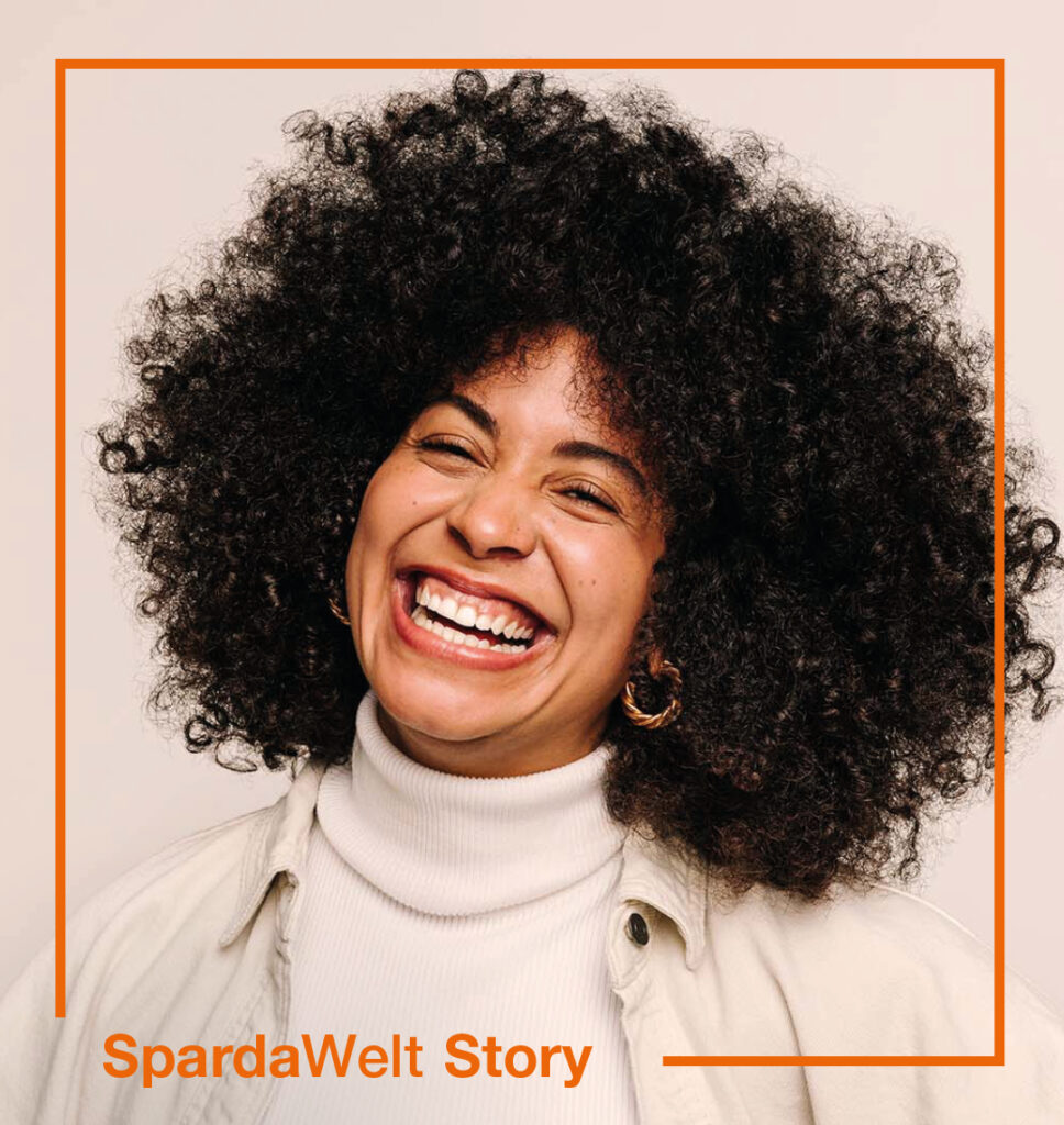 Eine Frau lacht offen in die Kamera. Um das Bild herum ist ein orangener Rahmen. Der Schriftzug "SpardaWelt Story" weißt darauf hin, dass es sich um eine Empfehlung zu einer anderen SpardaWelt Story handelt.