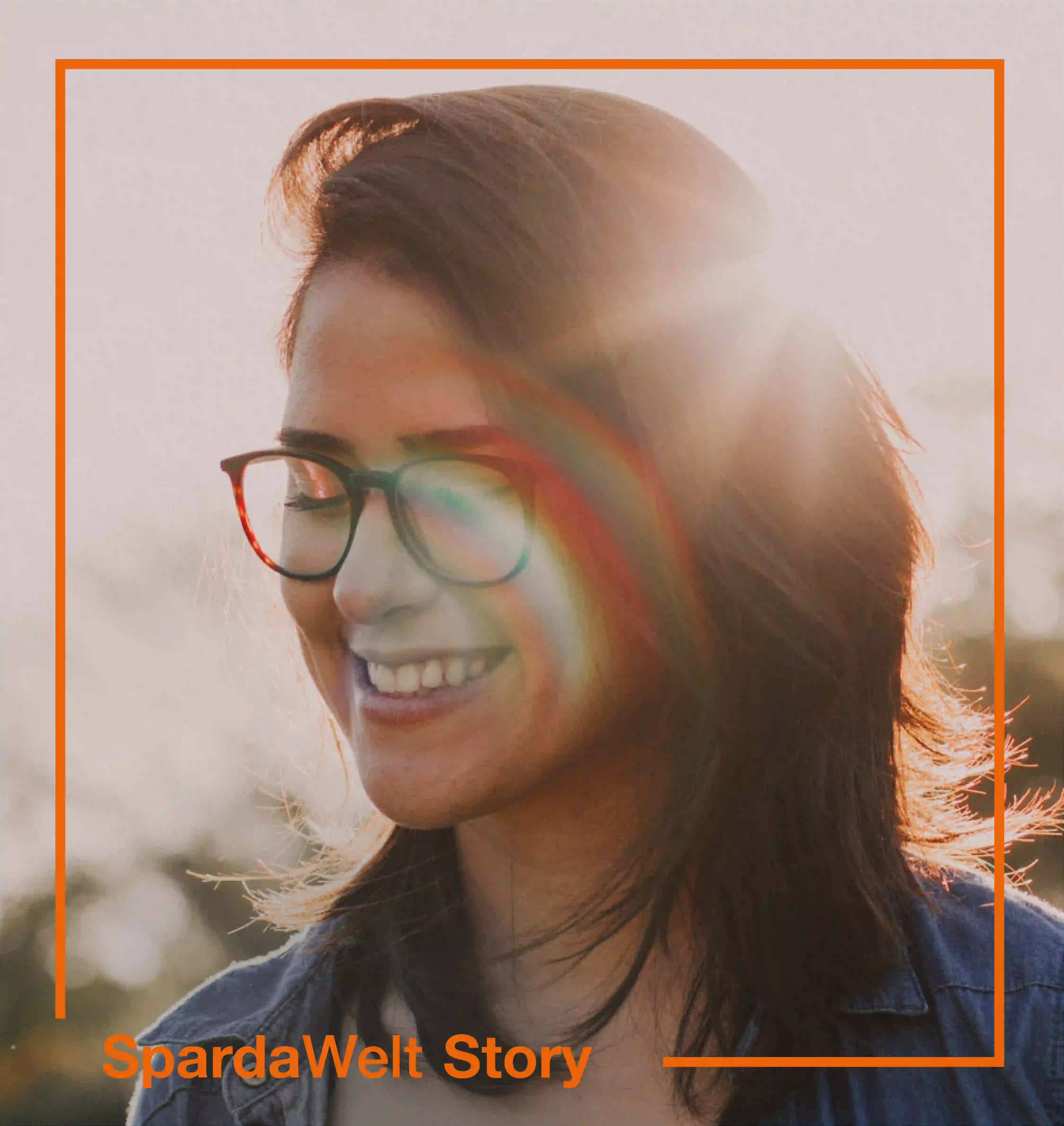 Eine junge Frau steht in der Natur. Die Sonne scheint und sie lächelt mit geschlossenen Augen. Um das Bild herum ist ein orangener Rahmen. Der Schriftzug "SpardaWelt Story" weißt darauf hin, dass es sich um eine Empfehlung zu einer anderen SpardaWelt Story handelt.
