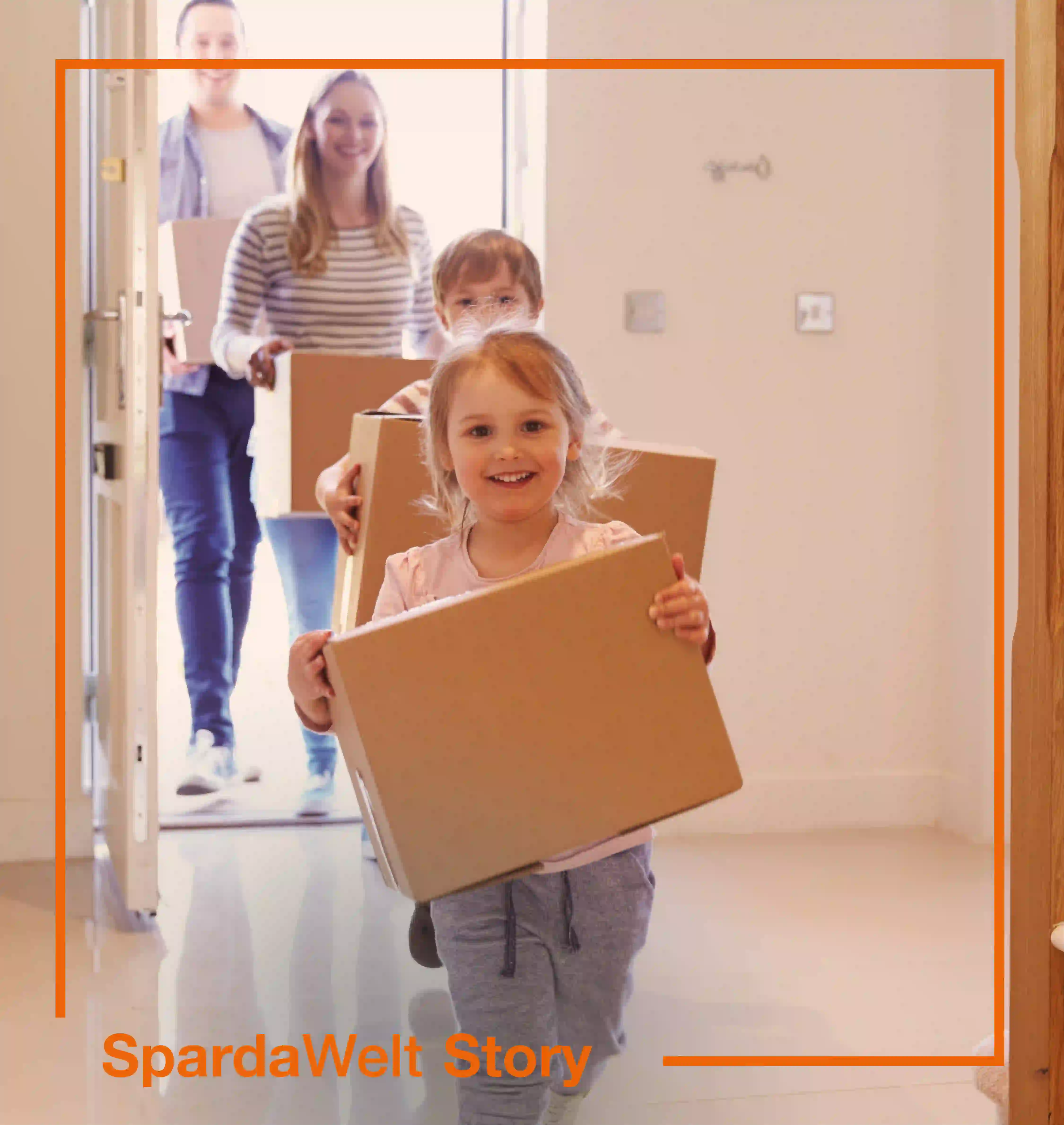 Eine vierköpfige Familie läuft mit Umzugskartons zu einer Haustüre hinein. Um das Bild herum ist ein orangener Rahmen. Der Schriftzug "SpardaWelt Story" weißt darauf hin, dass es sich um eine Empfehlung zu einer anderen SpardaWelt Story handelt.