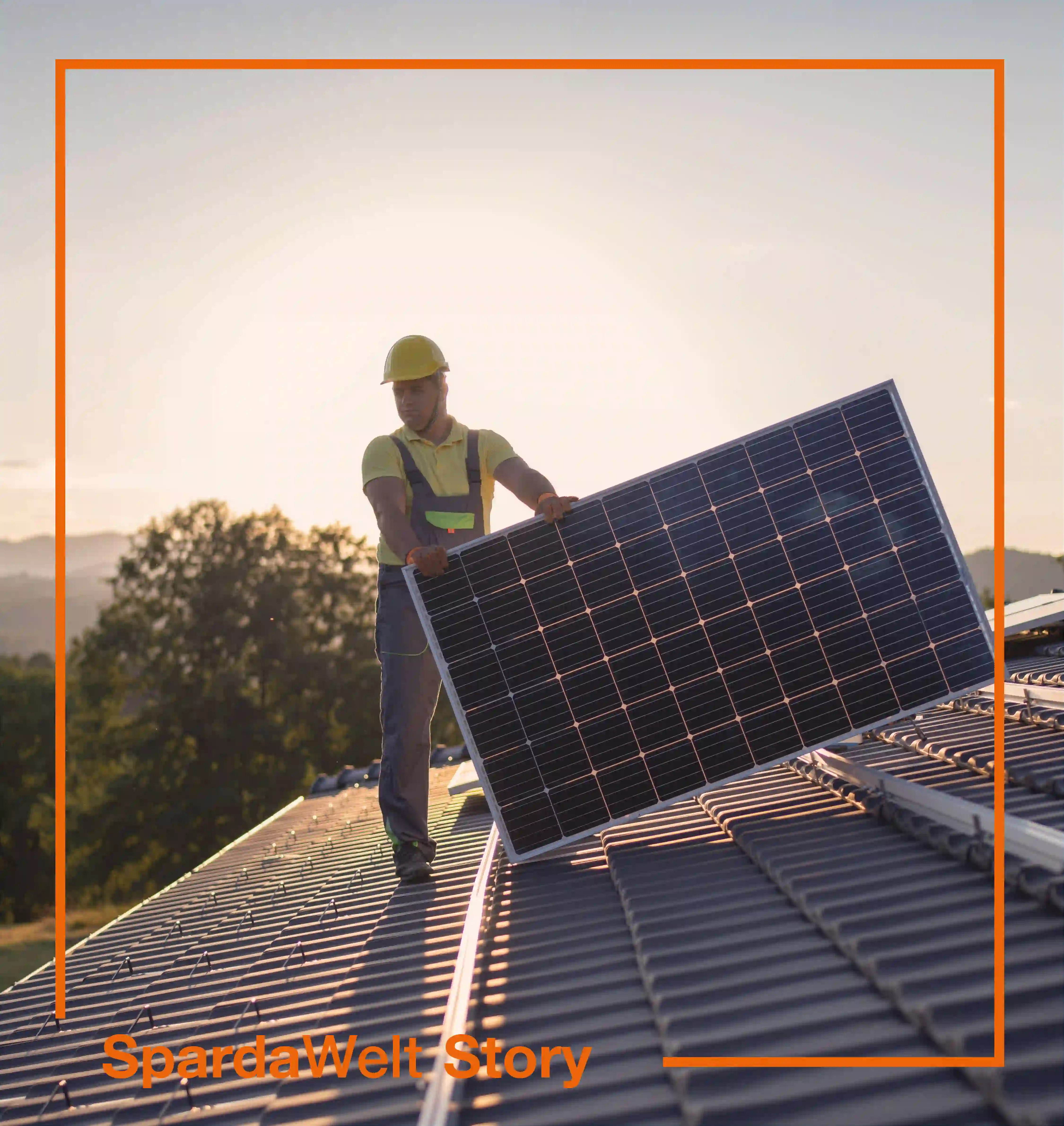 Ein Handwerker steht auf einem Dach und bringt eine Solarzelle an. Um das Bild herum ist ein orangener Rahmen. Der Schriftzug "SpardaWelt Story" weißt darauf hin, dass es sich um eine Empfehlung zu einer anderen SpardaWelt Story handelt.