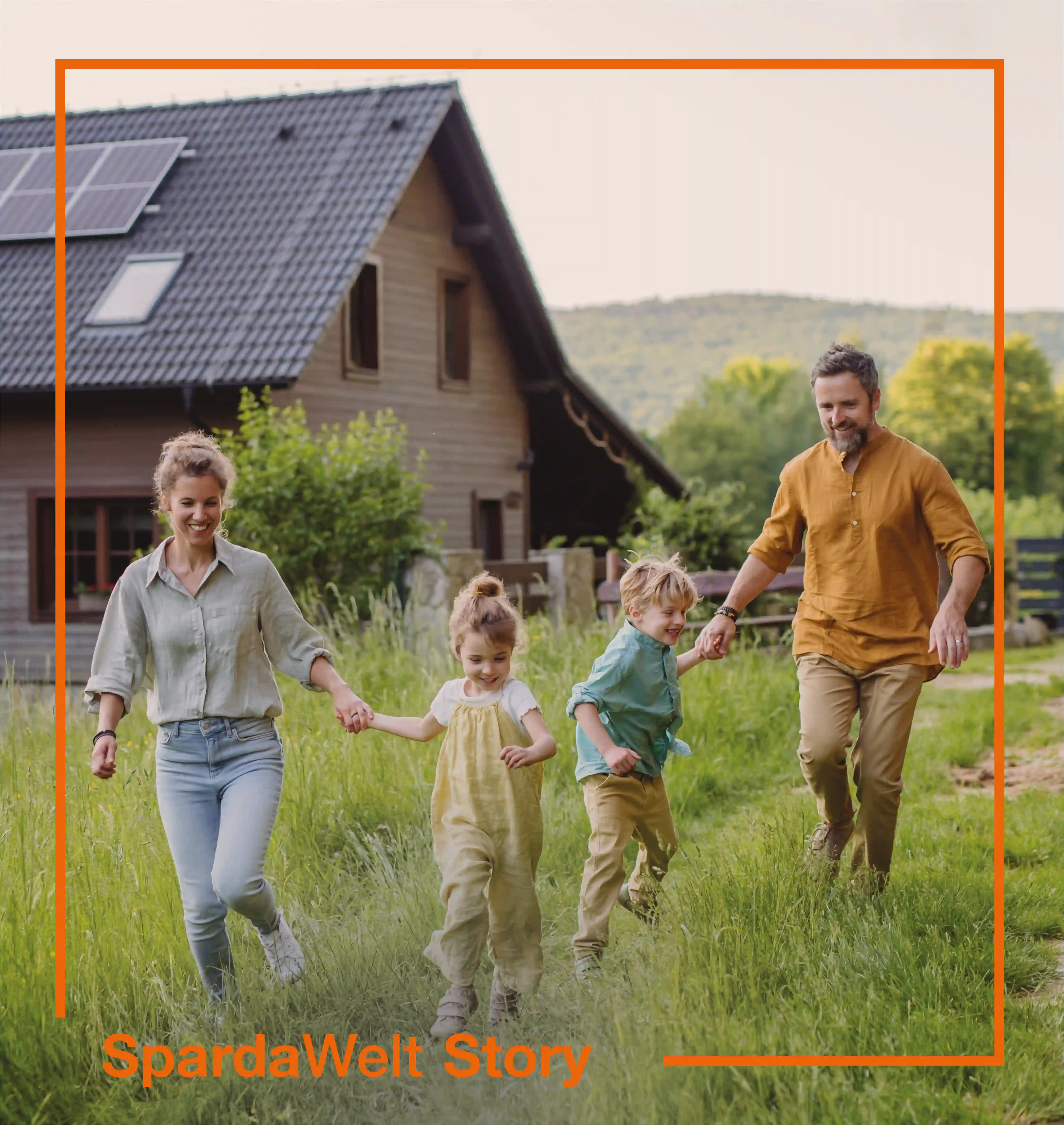 Eine vierköpfige Familie läuft über die Wiese vor ihrem Haus. Um das Bild herum ist ein orangener Rahmen. Der Schriftzug "SpardaWelt Story" weißt darauf hin, dass es sich um eine Empfehlung zu einer anderen SpardaWelt Story handelt.