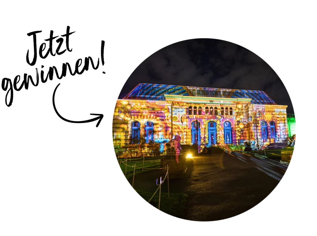 Zu sehen ist der Christmas Garden in der Wilhelma Stuttgart. Daneben steht der Schriftzug "Jetzt gewinnen!".