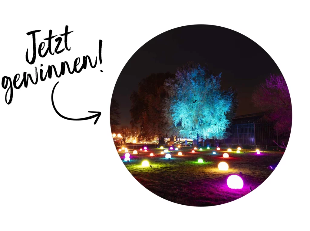 Zu sehen ist der Christmas Garden in der Wilhelma Stuttgart. Daneben steht der Schriftzug "Jetzt gewinnen!".