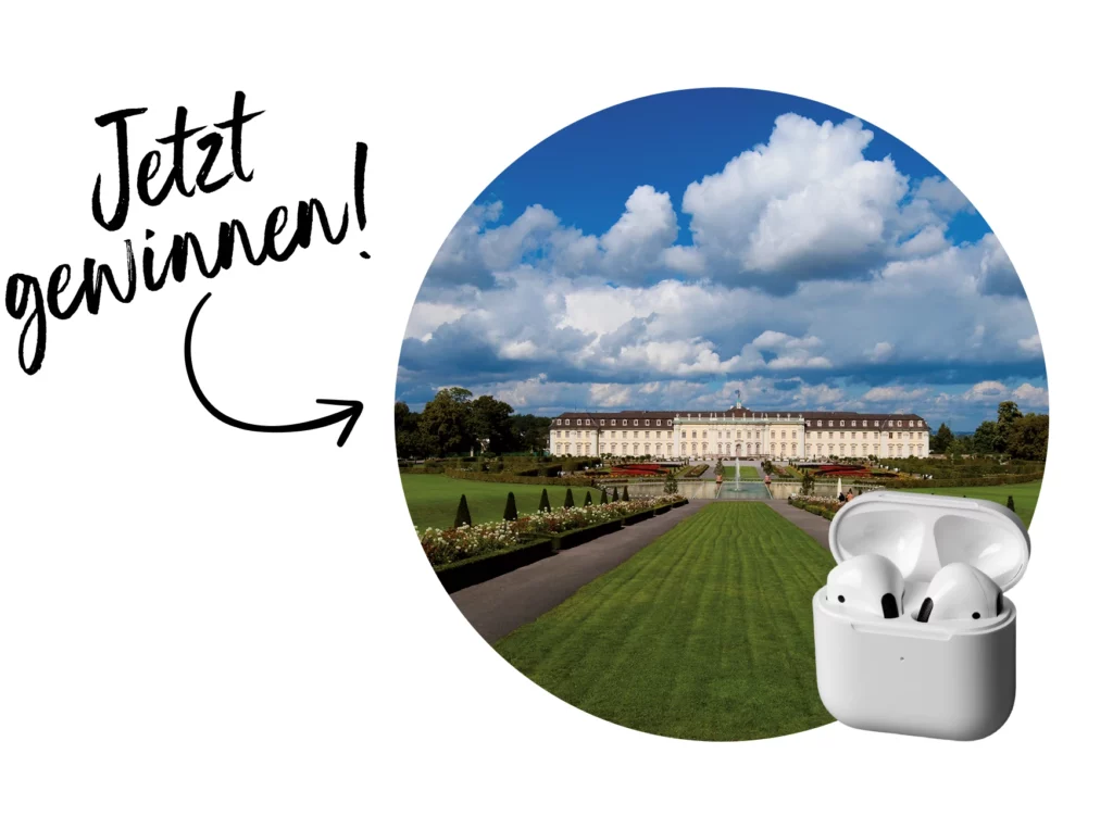 Zu sehen ist das Schloss im Blühenden Barock in Ludwigsburg und Earpods. Daneben steht der Schriftzug "Jetzt gewinnen!".